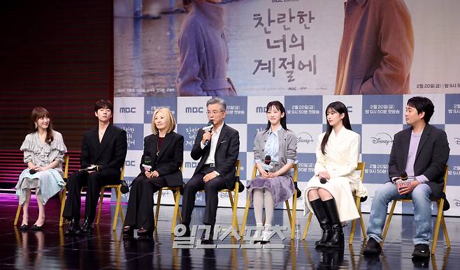 강석우 등 출연진이 19일 오후 서울 마포구 상암MBC에서 열린 MBC 새 금토드라마 ‘찬란한 너의 계절에’제작발표회에서 취재진의 질문에 답하고 있다. 20일 첫 방송 예정인 '찬란한 너의 계절에'는 매일 신나는 여름방학처럼 사는 남자 찬(채종협)과 스스로를 겨울에 가둔 여자 란(이성경)이 운명처럼 만나 얼어 있던 시간을 깨우는 예측 불허 '찬란' 로맨스를 그린 작품이다. 김민규 기자 mgkim1@edaily.co.kr /2025.02.19/