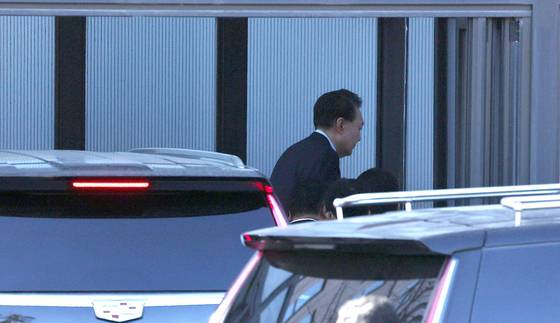 윤석열 대통령이 지난해 1월 15일 오전 체포된 뒤 고위공직자범죄수사처로 들어가고 있다. 김성룡 기자.