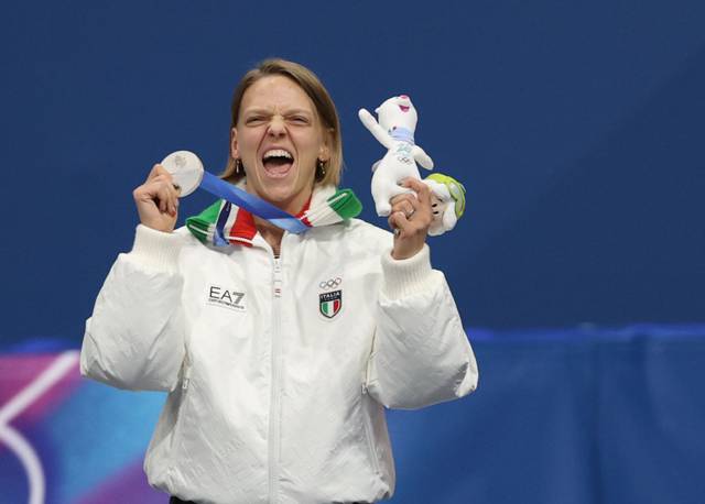 ▲ 12일(현지시간) 이탈리아 밀라노 아이스스케이팅 아레나에서 열린 2026 밀라노ㆍ코르티나담페초 동계올림픽 쇼트트랙 여자 500m 결승에서 은메달을 차지한 아리안나 폰타나(이탈리아)가 메달을 목에 걸고 포즈를 취하고 있다. 2026.2.13 연합뉴스