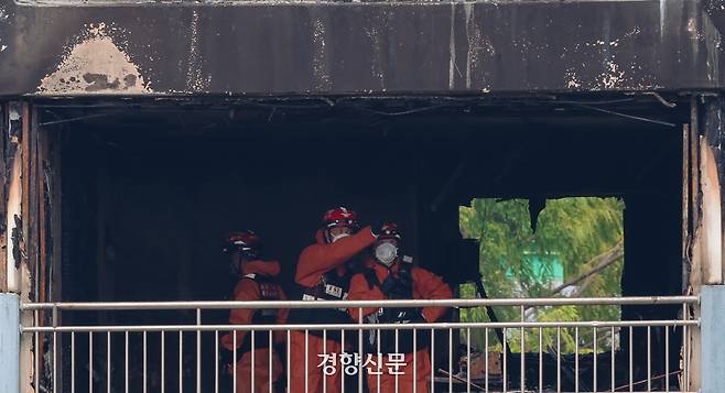 지난해 8월18일 서울 마포구의 화재 현장에서 소방당국과 경찰이 합동 감식을 벌이고 있다. 이준헌 기자