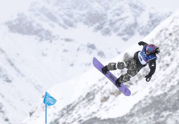 18일(현지시간) 이탈리아 리비뇨 스노파크에서 열린 2026 밀라노·코르티나담페초 동계 올림픽 스노보드 여자 슬로프스타일 결선에서 1차 시도에 나선 유승은이 연기를 펼치고 있다. 연합뉴스