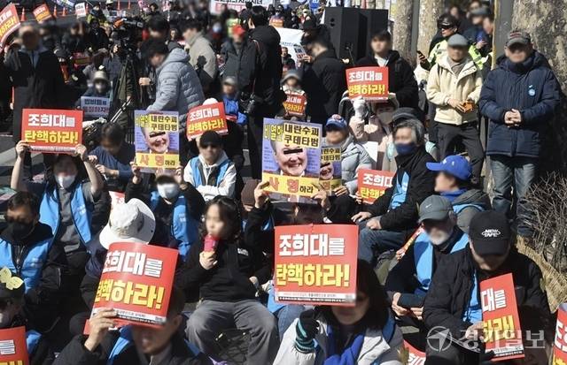 12·3 비상계엄 사태와 관련해 내란 우두머리 혐의로 기소된 윤석열 전 대통령이 19일 1심에서 무기징역을 선고받았다. 재판이 열린 서울중앙지법 인근에서는 판결을 둘러싼 찬반 집회가 이어졌다. 사진은 윤 전 대통령의 사형을 촉구하는 시민사회단체의 집회 모습. 조주현기자