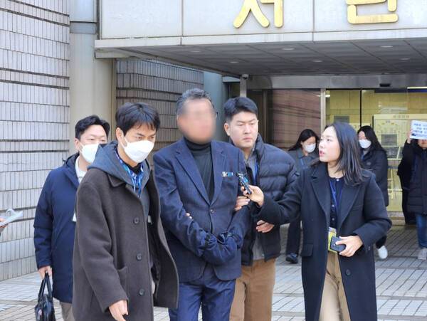 시설 장애인을 성폭행했다는 의혹을 받는 인천 강화군 장애인거주시설 색동원 시설장 A씨가 19일 서울중앙지방법원에서 구속심사를 마치고 법원을 나서고 있다. 박기웅기자