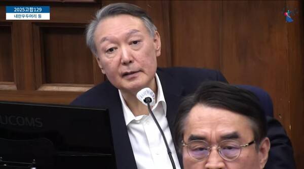 ▲윤석열 전 대통령이 지난 1월7일 내란재판에서 김용현 전 국방부 장관을 상대로 증인신문을 하고 있다. 사진=서울중앙지법 영상 갈무리