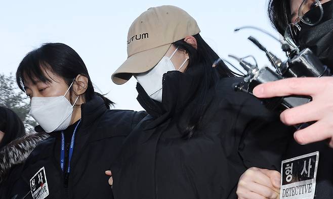 서울 강북구 수유동 모텔에서 남성 2명을 숨지게 한 혐의를 받는 20대 여성 A씨가 12일 서울북부지법에서 영장실질심사를 받기 위해 출석하고 있다. 경찰에 따르면 A씨는 지난 9일 강북구 수유동의 한 모텔에서 20대 남성 B씨에게 약물이 든 음료를 건네 숨지게 한 혐의를 받는다. 연합뉴스
