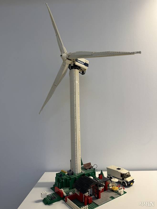 인터뷰한 회의실에 놓인 ‘레고’ 풍력발전기. ⓒ시사IN 김다은