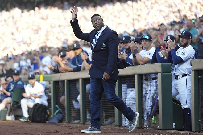 MLB 전설의 타자 켄 그리피 주니어가 제6회 WBC 글로벌 홍보대사로 임명됐다. 지난해 8월 10일 시애틀 스즈키 이치로의 영구결번 행사에 참석한 그리피 주니어. AP뉴시스