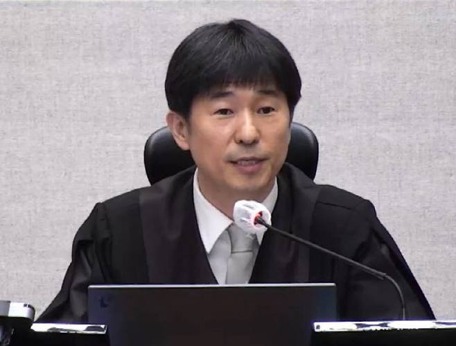 서울중앙지법 형사합의25부 지귀연 재판장이 지난 19일 서초구 서울중앙지방법원에서 열린 123 비상계엄 관련 윤석열 전 대통령의 내란 우두머리 혐의 1심 판결 선고 주문을 낭독하고 있다. (사진=서울중앙지법 제공)