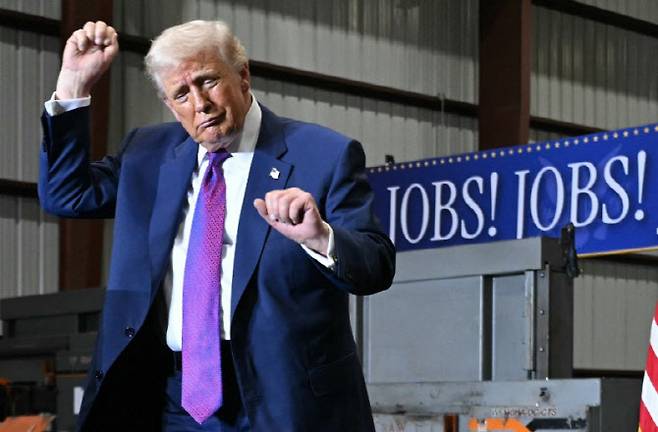 19일(현지시간) 조지아주 로마 소재 쿠사 스틸 코퍼레이션 공장을 시찰한 뒤 연설을 마친 도널드 트럼프 미국 대통령이 춤을 추고 있다. (사진=AFP)