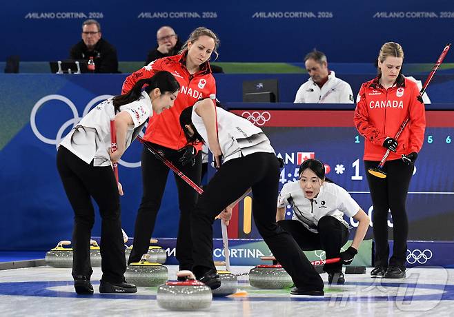 컬링 설예은과 김은지가 18일(현지시간) 이탈리아 코르티나담페초 컬링 올림픽 스타디움에서 열린 2026 밀라노ㆍ코르티나담페초 동계올림픽 컬링 여자 라운드로빈 한국과 캐나다의 경기에서 스위핑하고 있다. 2026.02.19 ⓒ 뉴스1 ⓒ 로이터=뉴스1