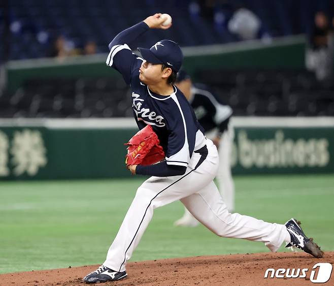 13일 오후 일본 도쿄돔에서 열린 2023 월드베이스볼클래식(WBC) B조 1라운드 대한민국과 중국의 경기, 대표팀 소형준이 2회말 등판해 힘차게 공을 던지고 있다. 2023.3.13 ⓒ 뉴스1 김진환 기자