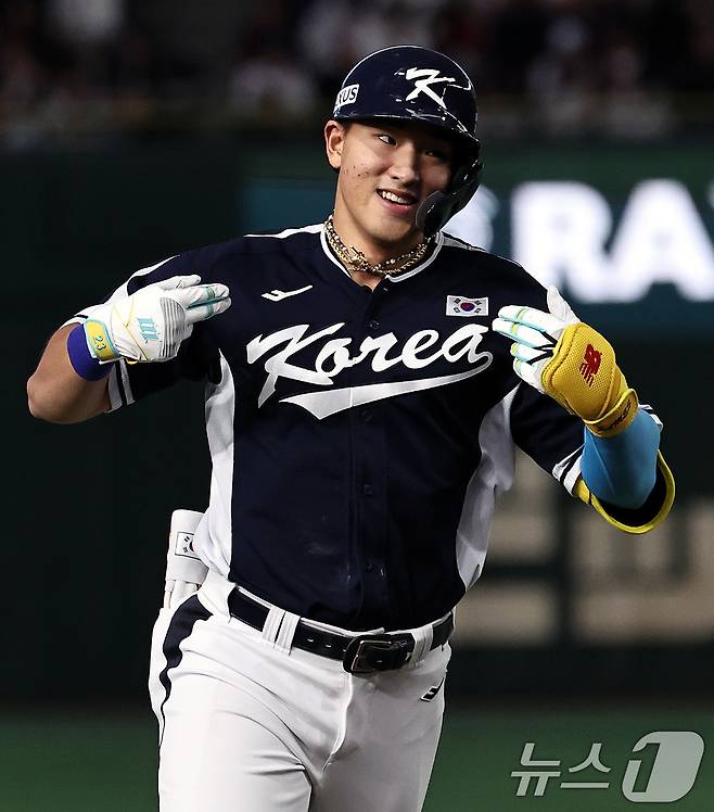 15일 오후 일본 도쿄돔에서 열린 월드베이스볼클래식(WBC) 대비 평가전 '2025 케이 베이스볼 시리즈(K-BASEBALL SERIES)' 일본과의 1차전 경기. 대한민국 안현민이 4회초 무사 1루 상황 투런홈런을 친 뒤 그라운드를 돌고 있다. 2025.11.15 ⓒ 뉴스1 구윤성 기자