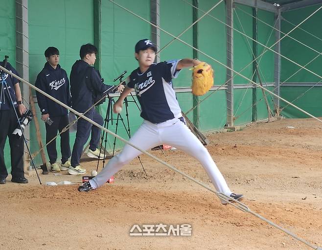 2026 WBC 대표팀 유영찬이 18일 일본 오키나와 고친다 구장에서 불펜피칭을 하고 있다. 오키나와 | 김동영 기자 raining99@sportsseoul.com