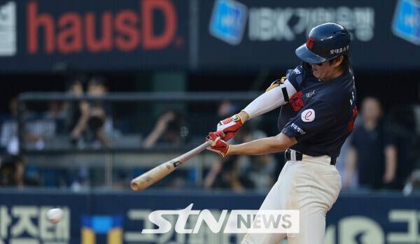 경기 중 안타 치는 롯데자이언츠 나승엽. /사진=뉴시스(AP)