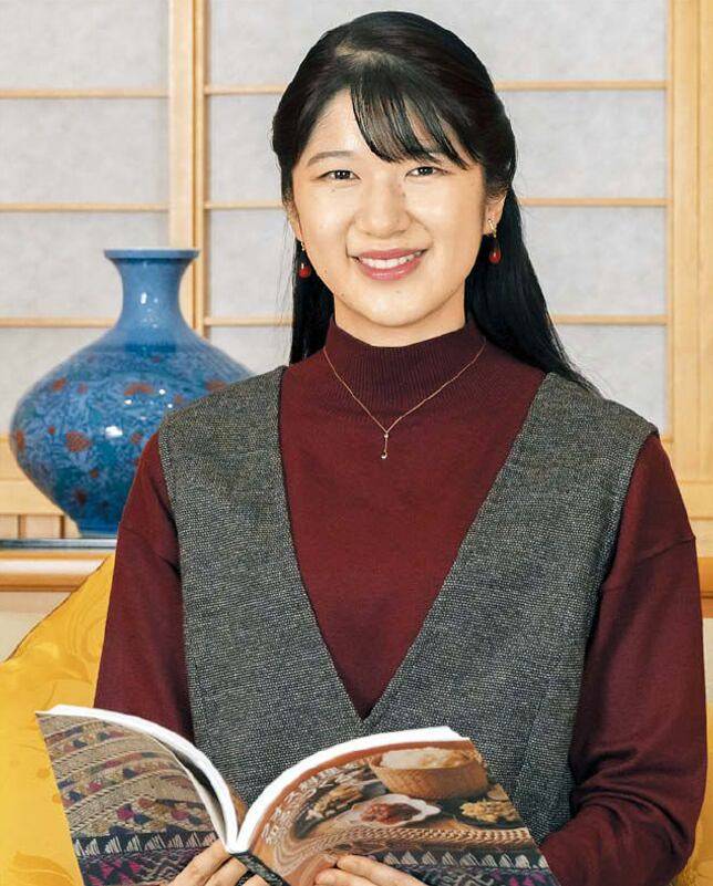 나루히토 천황의 외동딸 아이코 공주가 지난해 24번째 생일을 맞아 도쿄 황궁에서 촬영한 기념 사진./EPA 연합뉴스
