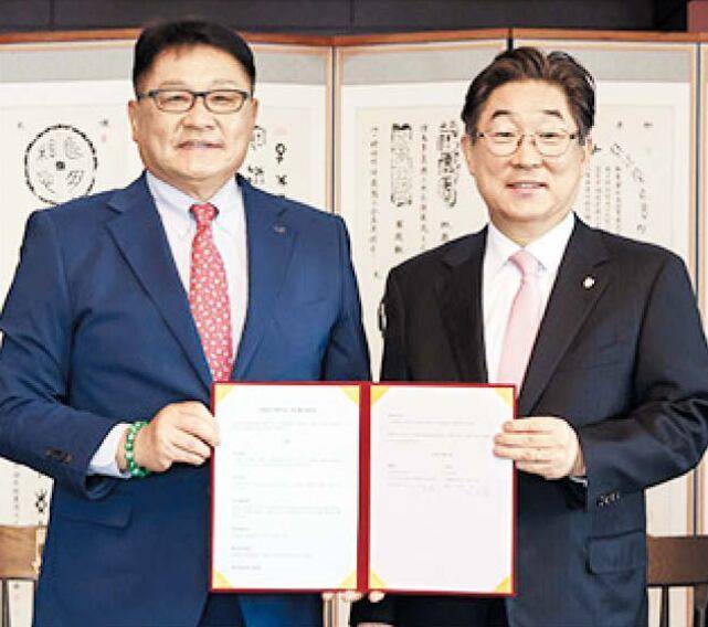 구자균 LS일렉트릭 회장(왼쪽)과 김동원 고려대 총장이 2024년 10월 고려대 백주년기념관에서 기금 교수 기부 협약식을 진행하고 있다./고려대