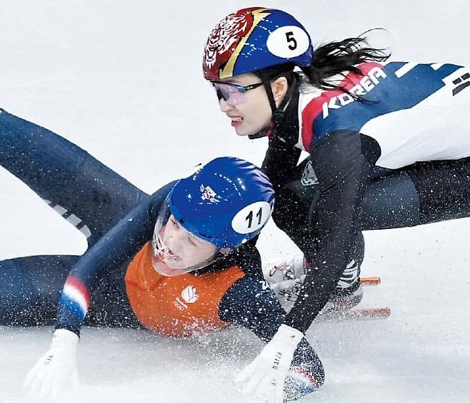 결승선까지 15바퀴 반을 남기고 2위로 달리던 네덜란드의 잔드라 펠제부르(왼쪽)가 갑자기 넘어졌지만, 최민정이 침착하게 위기를 넘기며 대역전극의 발판을 마련했다./신화 연합뉴스