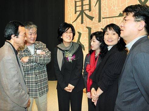 동인문학상 시상식에 참석한 문인들이 이혜경(가운데) 소설가에게 축하 인사를 건넸다. 왼쪽부터 정찬, 김훈, 이혜경, 권지예, 하성란,성석제.