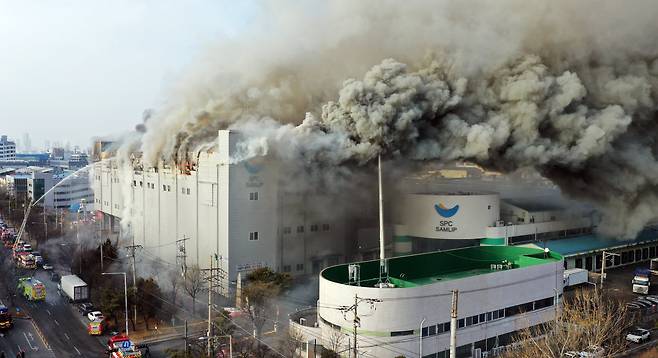 지난 3일 오후 경기 시흥시 정왕동 SPC삼립 시화공장에서 불이 나 소방 당국이 대응 1단계를 발령하고 진화 작업을 벌이고 있다. /뉴스1
