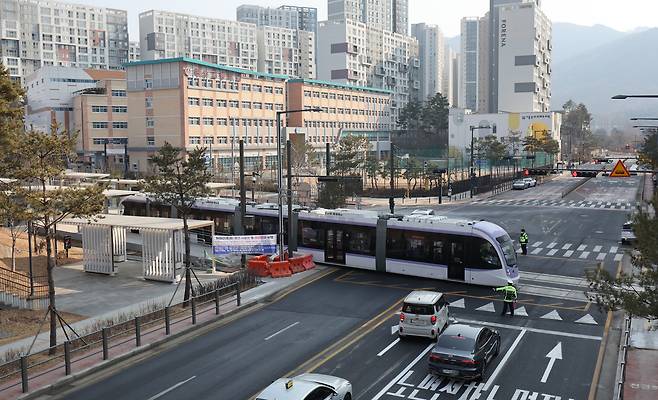 20일 서울 송파구 마천역을 출발한 위례선 트램이 시운전을 하고 있다. 58년 만에 서울을 다시 달리게 될 노면전차 위례선 트램은 마천역(5호선)에서 출발해 복정역(8호선·수인분당선)과 남위례역(8호선)을 연결한다. /연합뉴스
