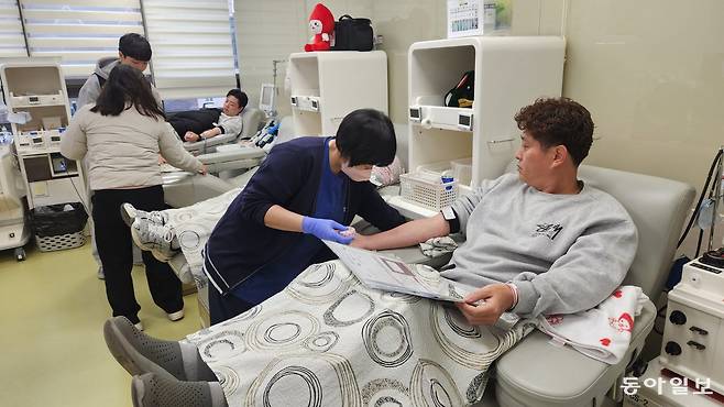 지난달 30일 오전 부산 동래구 헌혈의 집 동래센터에서 헌혈이 이뤄지고 있다. 부산혈액원은 지난달 29일과 30일 전혈 헌혈을 한 사람에게 두바이 쫀득 쿠키를 추가 답례품으로 제공했다. 김화영 기자 run@donga.com