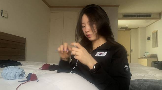한국 여자 스피드스케이팅 대표팀 막내 임리원(위 사진)이 선수촌 숙소에서 뜨개질하고 있다.
