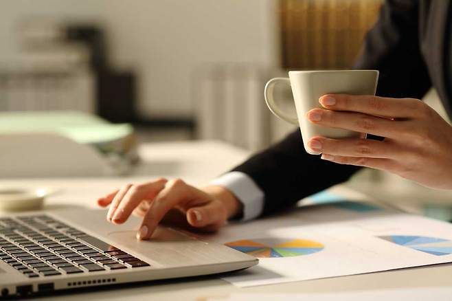 빈속에 커피를 마시는 것은 소화기관에 부담을 준다. 꼭 커피를 마셔야 한다면 아메리카노보다는 카페라떼를 고르는 게 좋다. /클립아트코리아