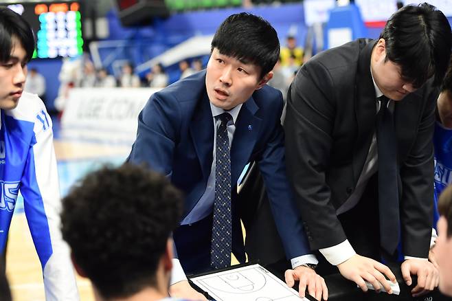 19일 대구체육관에서 열린 2025~26 프로농구 정규리그 SK와의 홈 경기를 승리로 이끈 강혁 대구 한국가스공사 감독. KBL 제공