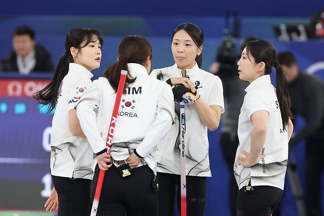 여자 컬링 '다음 엔드 전략은' (코르티나담페초=연합뉴스) 서대연 기자 = 19일(현지시간) 이탈리아 코르티나담페초 컬링 올림픽 스타디움에서 열린 2026 밀라노ㆍ코르티나담페초 동계올림픽 컬링 여자 라운드로빈 한국과 캐나다의 경기에서 1점을 빼앗기며 2엔드를 마친 한국 대표팀 선수들이 대화하고 있다. 2026.2.19 dwise@yna.co.kr (끝) 〈저작권자(c) 연합뉴스, 무단 전재-재배포, AI 학습 및 활용 금지〉