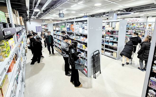 한국인 10명중 7~8명은 건강기능식품을 챙겨 먹는다. 사진은 영양제 등을 대량으로 진열 ·판매하는 한 창고형 약국에서 시민들이 매대를 살펴보고 있다. 황희규 기자