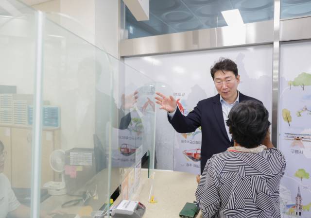 ▲ 원강수 원주시장이 지난해 열린 봉산동 이동시장실에서 주민과 대화를 나누고 있다. 원주시 제공