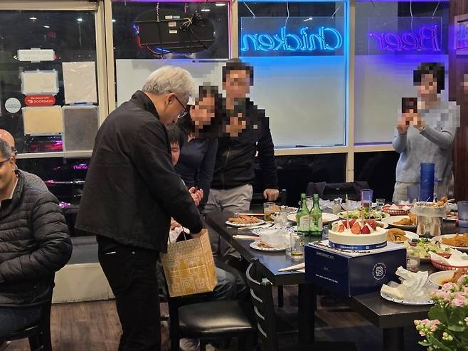 지난 14일(현지시간) 미국 샌타클래라의 ‘99치킨’에서 SK하이닉스와 엔비디아 고대역폭메모리(HBM) 엔지니어들과 ‘소맥 파티’를 하던 중 파리바게뜨 케이크로 황 CEO의 생일을 축하하는 모습. /사진 = 김인엽 실리콘밸리 특파원