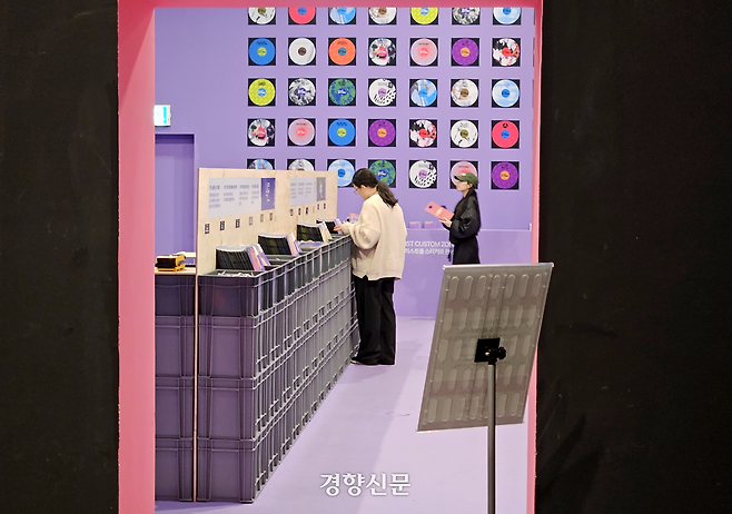 아티스트와 레코드숍의 추천곡을 만날 수 있는 ‘비사이드 레코즈’ 코너에서 관람객이 자신만의 플레이리스트를 만들고 있다. 박민규 수습기자