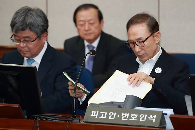 110억 원대 뇌물수수와 350억 원대 다스 자금 횡령 등 혐의로 구속기소 된 이명박 전 대통령이 서울 서초구 서울중앙지방법원 417호 대법정에서 열린 첫 정식재판에 출석하고 있다. 경향신문 자료사진