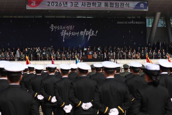 이재명 대통령이 20일 충남 계룡대 대연병장에서 열린 육·해·공군 사관학교 통합임관식에서 축사하고 있다. 연합뉴스