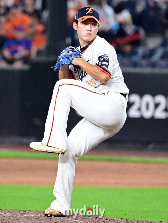 2025년 9월 27일 오후 대전 한화생명 볼파크에서 열린 '2025 신한 SOL뱅크 KBO 리그' LG 트윈스와 한화 이글스의 경기한화 윤산흠이 5회초 역투하고 있다./마이데일리