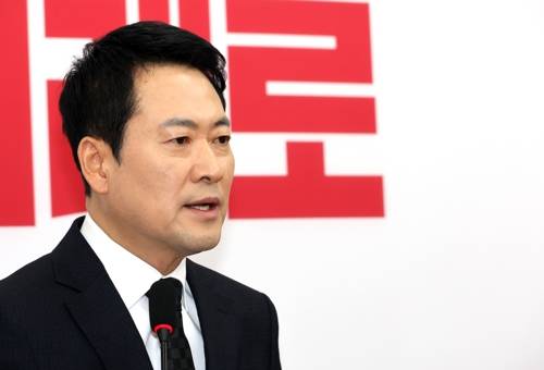 장동혁 대표, "윤 선고 안타깝고 참담" 장동혁 대표, "윤 선고 안타깝고 참담" (서울=연합뉴스) 배재만 기자 = 국민의힘 장동혁 대표가 20일 국회에서 윤석열 전 대통령에 대한 1심 무기징역 선고 관련, 입장을 밝히고 있다. 2026.2.20 scoop@yna.co.kr (끝) <저작권자(c) 연합뉴스, 무단 전재-재배포, AI 학습 및 활용 금지>