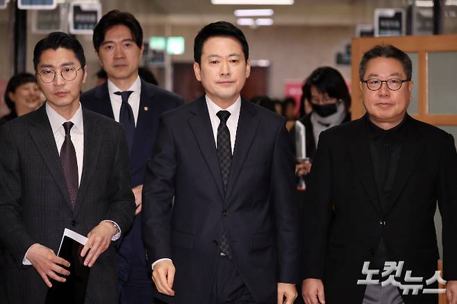 국민의힘 장동혁 대표가 20일 서울 여의도 국회에서 윤석열 전 대통령 1심 선고 결과와 관련 입장 발표를 위해 이동하고 있다. 윤창원 기자