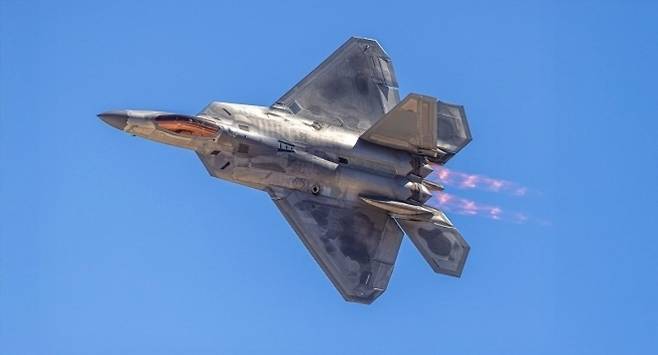 애프터버너를 점화한 F-22 랩터 전투기가 비행하고 있다. 미 공군은 이란을 겨냥한 전력 증강 과정에서 F-22를 포함한 전투기를 중동 인근으로 이동시키고 있다. 미 국방부 제공