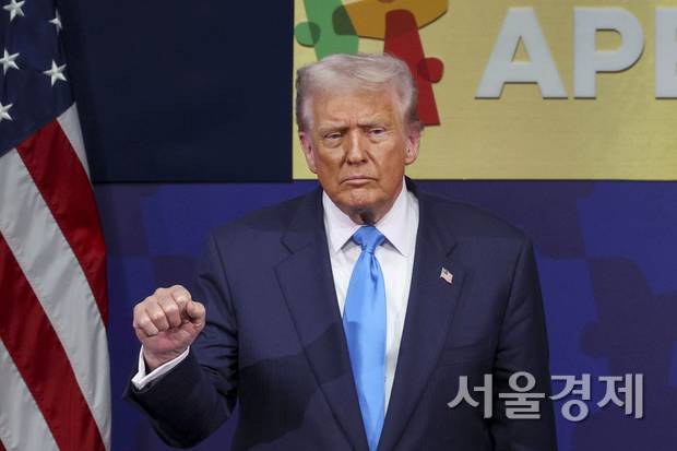 도널드 트럼프 미국 대통령이 지난해 10월 경북 경주 예술의전당에서 열린 ‘2025 아시아태평양경제협력체 최고경영자 서밋(APEC CEO SUMMIT)’에 참석해 정상 특별연설을 마친 뒤 주먹을 불끈 쥐고 있다. 경주=조태형 기자