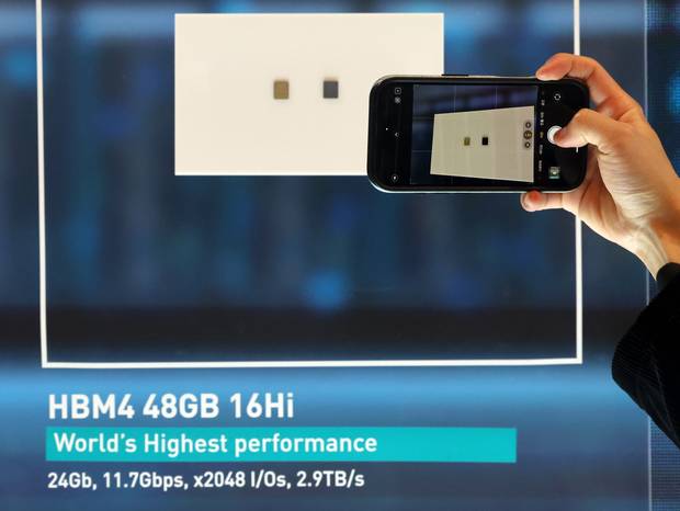 세계 최대 정보기술(IT)·가전 전시회 ‘CES 2026’이 열린 미국 네바다주 라스베이거스 베네치안호텔에 마련된 SK하이닉스 전시관에서 프레스투어 참석자가 HBM4 48G 16Hi를 촬영하고 있다. 뉴스1