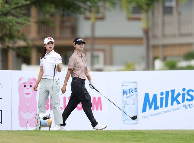 동반 라운드를 하고 있는 황유민(왼쪽)과 박성현. 사진 제공=대홍기획