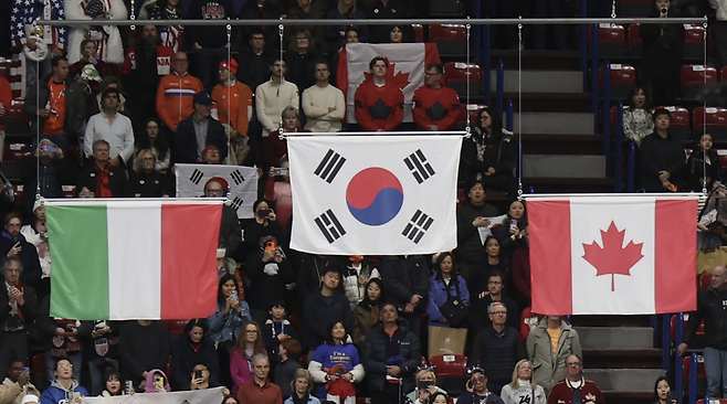 지난 19일 쇼트트랙 여자 3000m 계주 시상식에 게양된 태극기. 연합뉴스