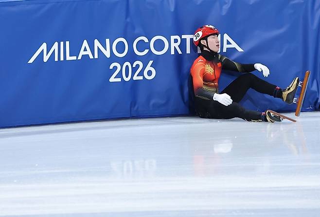 ▲ 이탈리아 밀라노 아이스스케이팅 아레나에서 열린 2026 밀라노-코르티나담페초 동계올림픽 쇼트트랙 남자 1500m 준준결승에 출전한 중국의 린샤오쥔(한국명 임효준)이 경기 중 넘어진 뒤 아쉬워하고 있다.