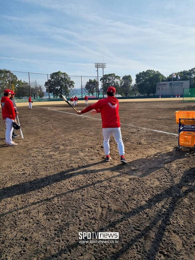 ▲ 손용석 코치는 강도 높은 수비 훈련을 진두지휘하며 캠프에 에너지를 불어 넣었다 ⓒ김태우 기자