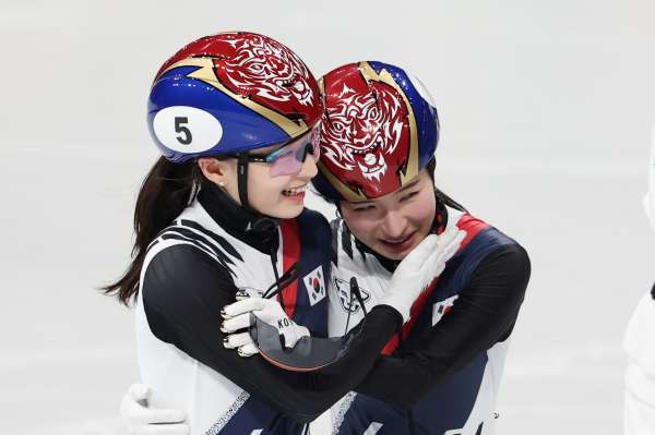 금메달을 획득한 김길리(오른쪽)에게 축하 건네는 최민정