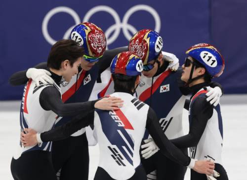 ◇20일(현지시간) 이탈리아 밀라노 아이스스케이팅 아레나에서 열린 2026 밀라노·코르티나담페초 동계올림픽 쇼트트랙 남자 5,000m 계주 결승에서 2위해 은메달을 따낸 한국 황대헌(110), 이정민(111), 이준서(112), 임종언(113), 신동민 등 선수들이 기뻐하고 있다. 있다. 연합뉴스