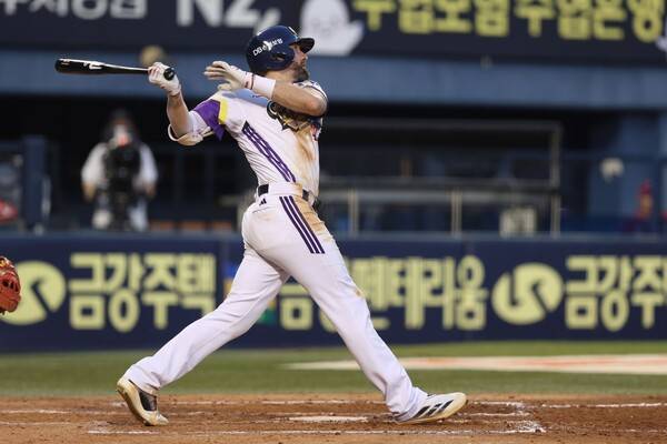 두산 베어스 제이크 케이브가 타석에서 방망이를 휘두르고 있다. (사진=두산 베어스)