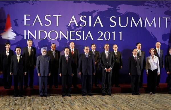 버락 오바마 정권의 아시아 중시 정책(Pivot to Asia/ 아시아 재균형 전략)이 시작된 2011년 인도네시아에서 열린 동아시아 정상회의에 참석한 각국 정상들. 중앙에 오바마 대통령, 왼쪽으로 한 사람 건너 이명박 당시 대통령의 모습이 보인다. 브루킹스 연구소