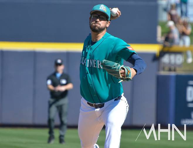 (시애틀 '한국계' 투수 데인 더닝이 21일(한국시간) 샌디에이고를 상대로 미국 애리조나주에서 열린 스프링캠프 경기에 선발 등판해 호투를 펼치고 있다)